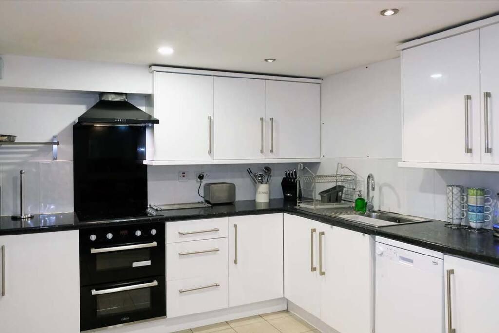 Seymour Townhouse By Serviced Living Liverpool Exterior foto